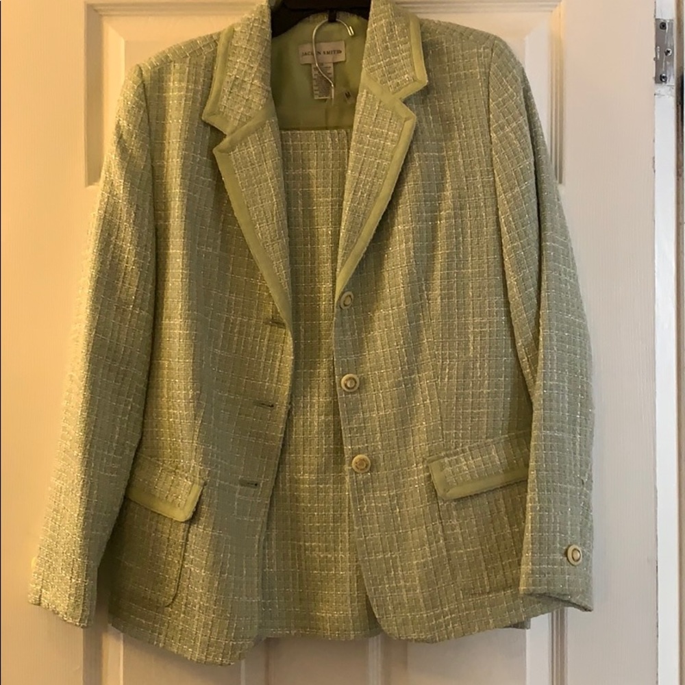 Skirt suit